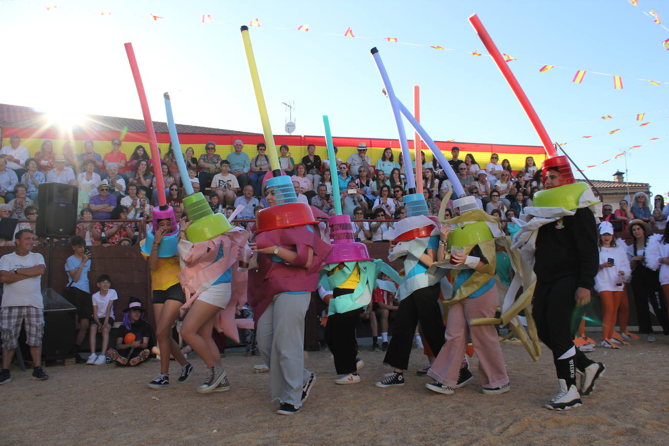 El multitudinario desfile de disfraces en la Fuente de San Esteban, en imágenes