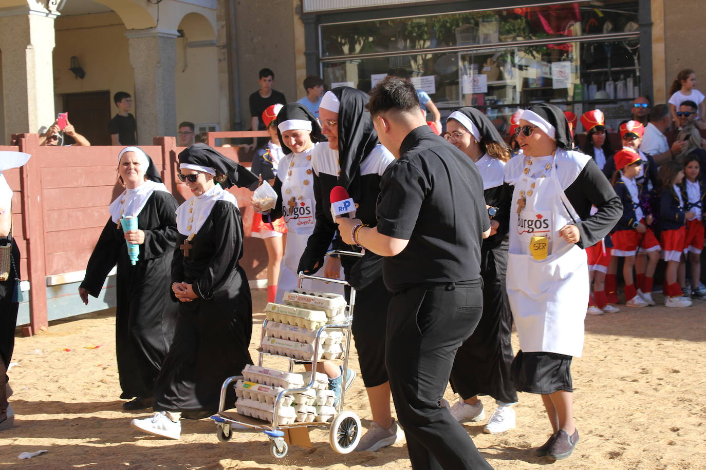 El multitudinario desfile de disfraces en la Fuente de San Esteban, en imágenes