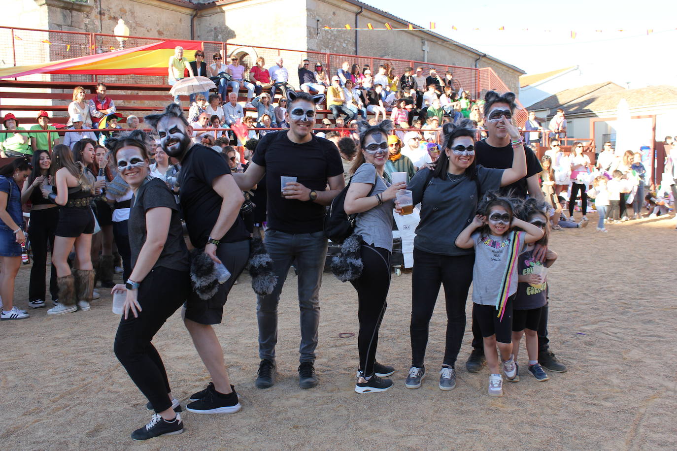 El multitudinario desfile de disfraces en la Fuente de San Esteban, en imágenes