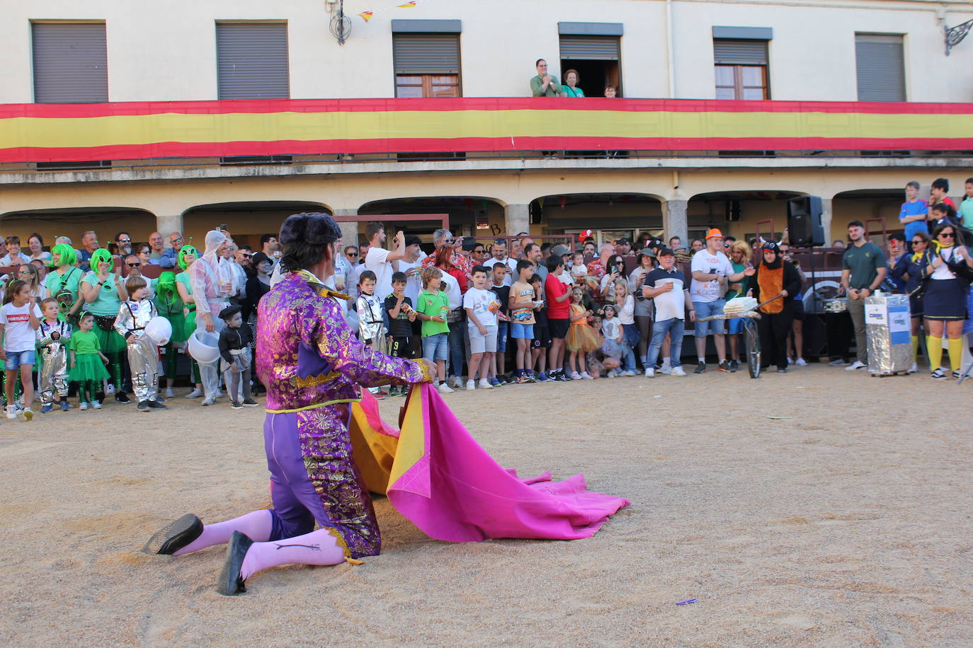 El multitudinario desfile de disfraces en la Fuente de San Esteban, en imágenes