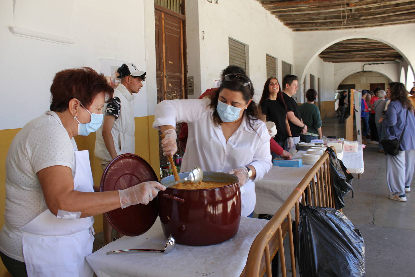 Casi medio millar de raciones de patatas meneás &quot;solidarias&quot; en Ciudad Rodrigo