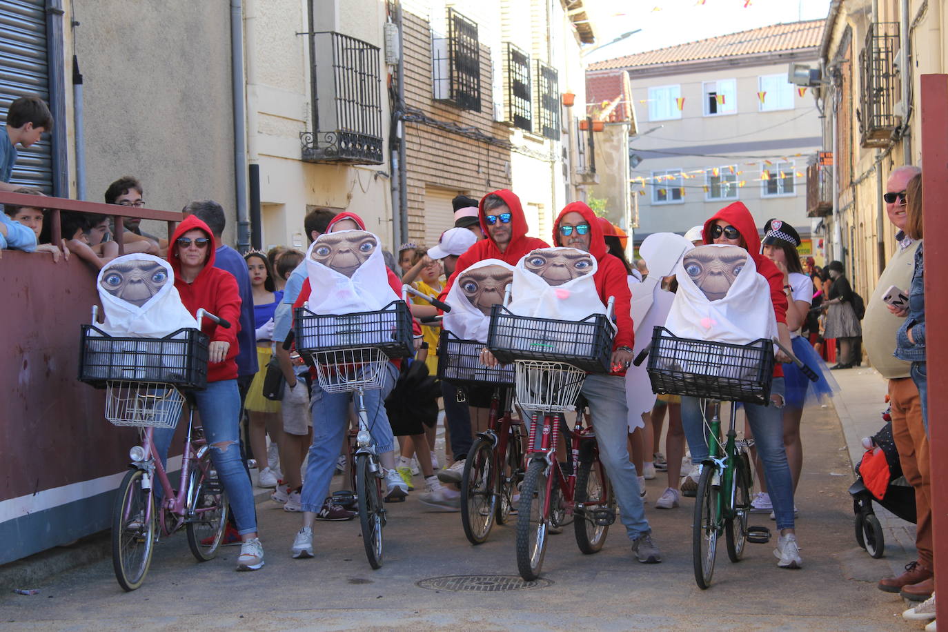 El multitudinario desfile de disfraces en la Fuente de San Esteban, en imágenes