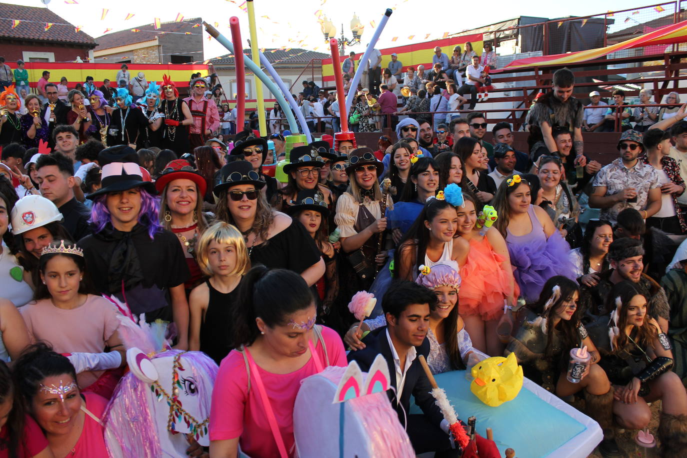 El multitudinario desfile de disfraces en la Fuente de San Esteban, en imágenes