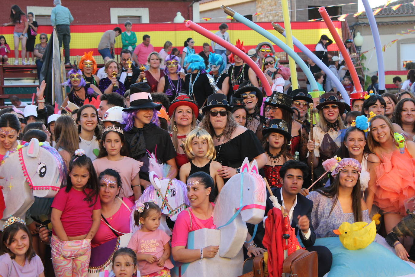 El multitudinario desfile de disfraces en la Fuente de San Esteban, en imágenes