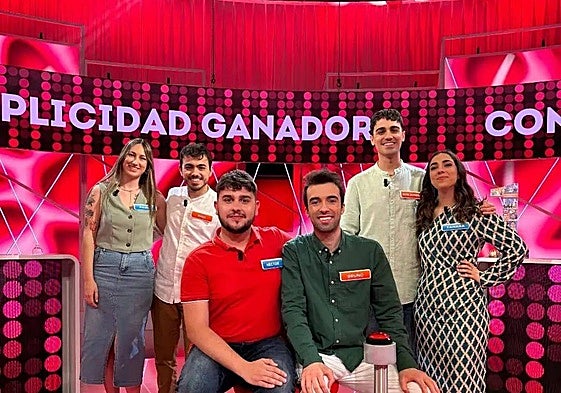 Héctor (centro), y Tamara (der.), junto a los 'Mozos de Arousa' antes de la emisión de Reacción en Cadena.