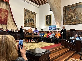 El rector recibe emocionado los largos aplausos de los asistentes.