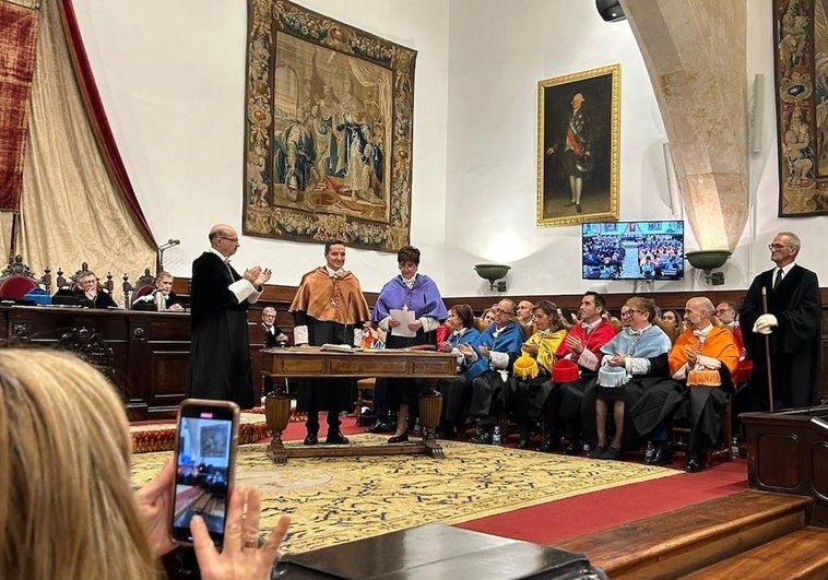 El rector recibe emocionado los largos aplausos de los asistentes.