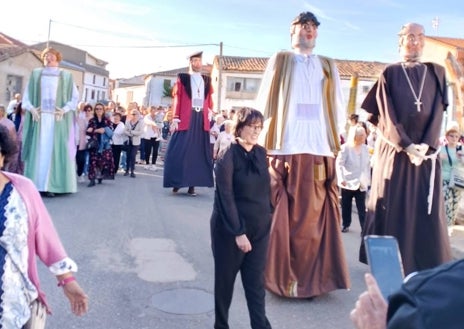 Imagen secundaria 1 - Villoruela estrena sus gigantes de Felipe II