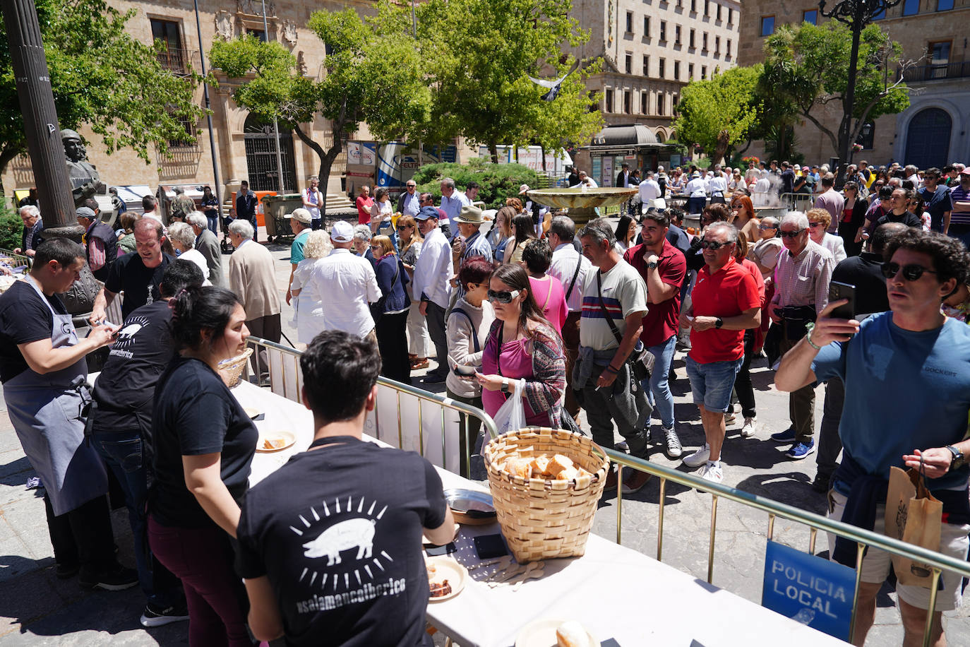 Miles de salmantinos disfrutan de una exitosa jornada de ibérico en el centro