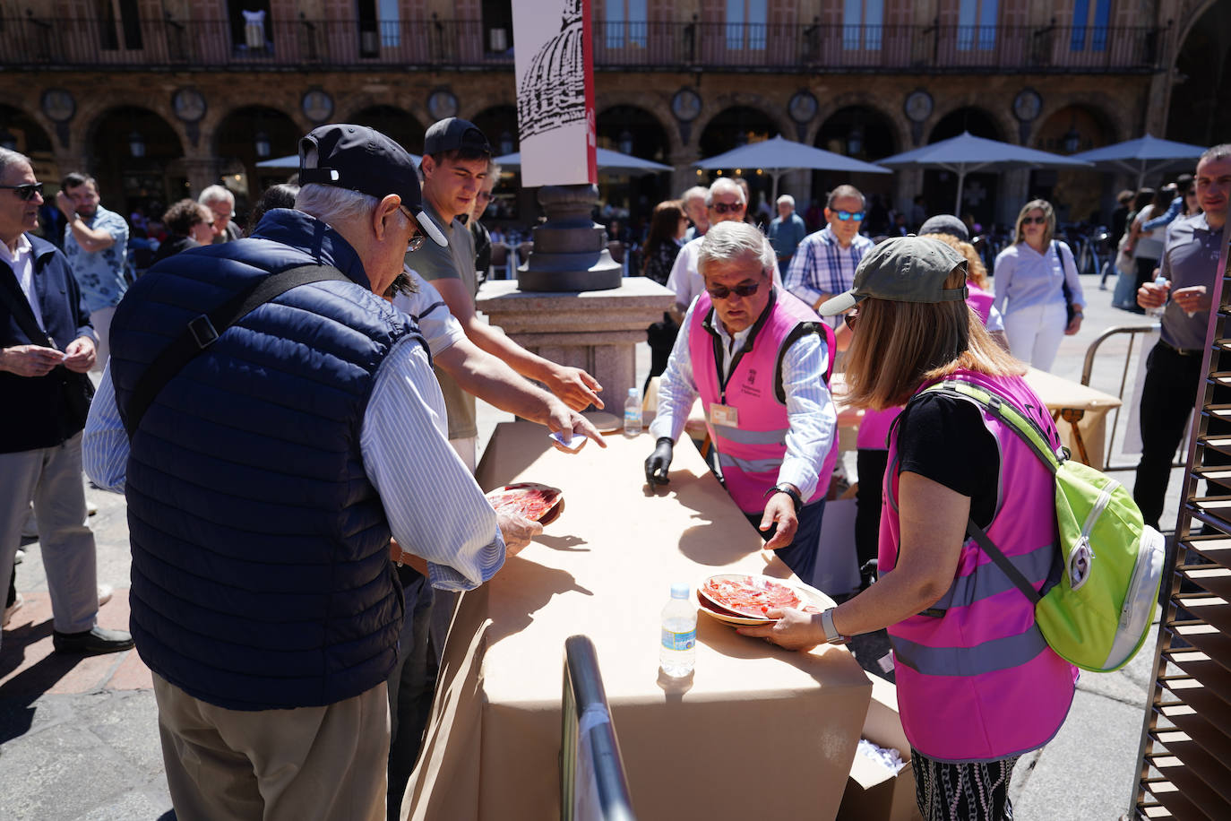 Miles de salmantinos disfrutan de una exitosa jornada de ibérico en el centro