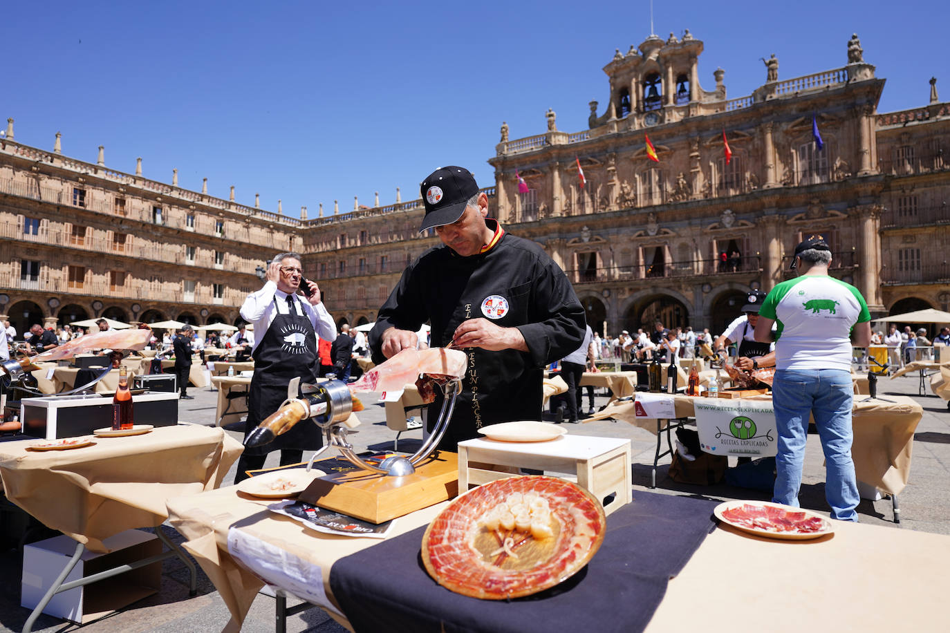 Miles de salmantinos disfrutan de una exitosa jornada de ibérico en el centro