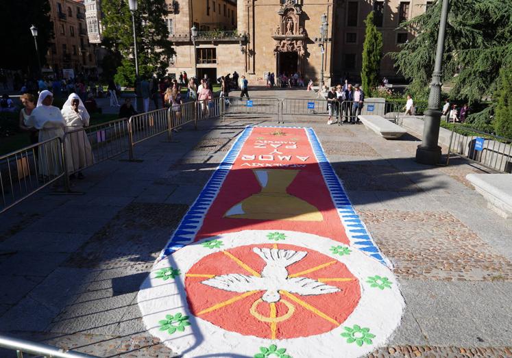 La colorida alfombra de sal, en la plaza de Anaya.