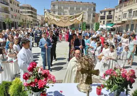 Bendición desde el altar ubicado en la Plaza Mayor