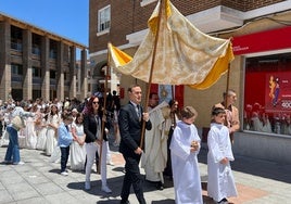 La procesión en la localidad de Carbajosa de la Sagrada.