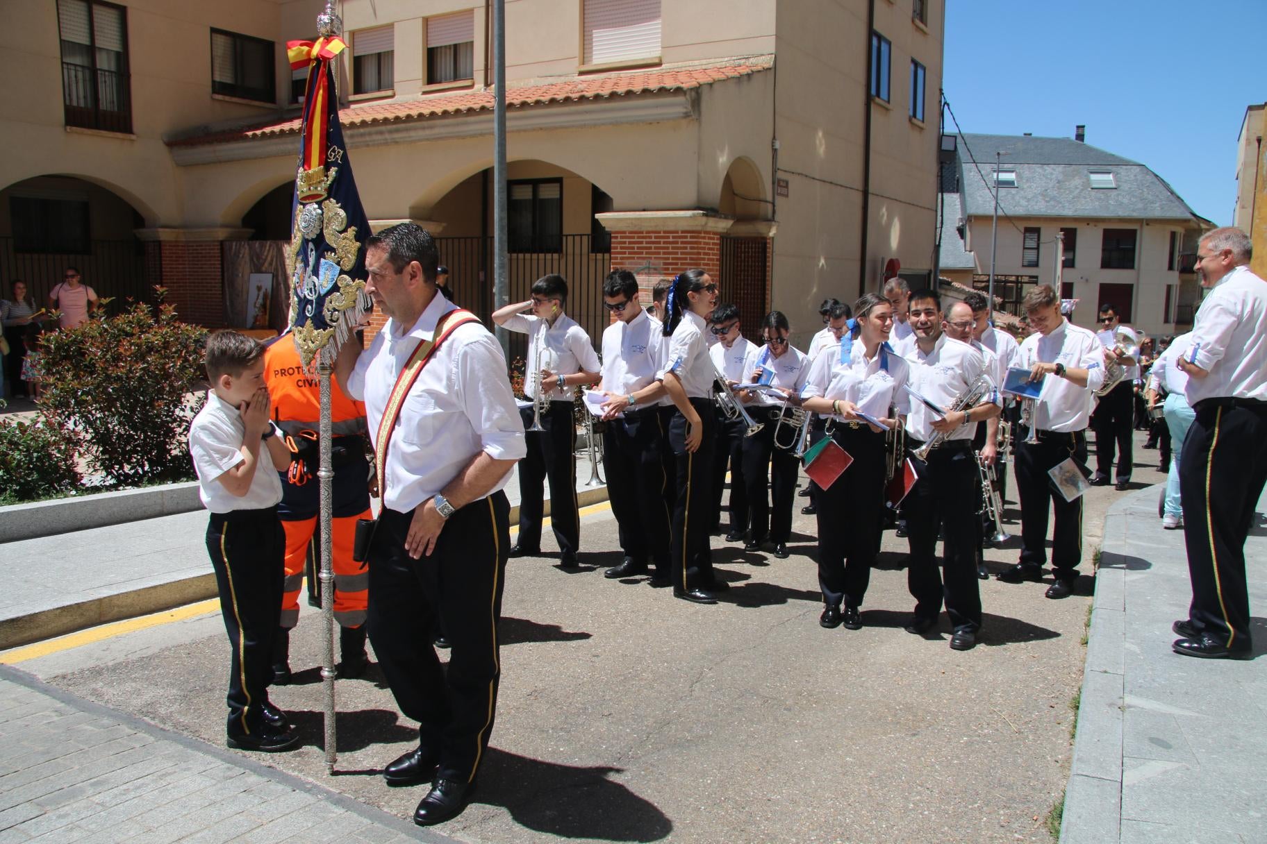 Bajo palio y con orfebrería del siglo XVI, en Villares