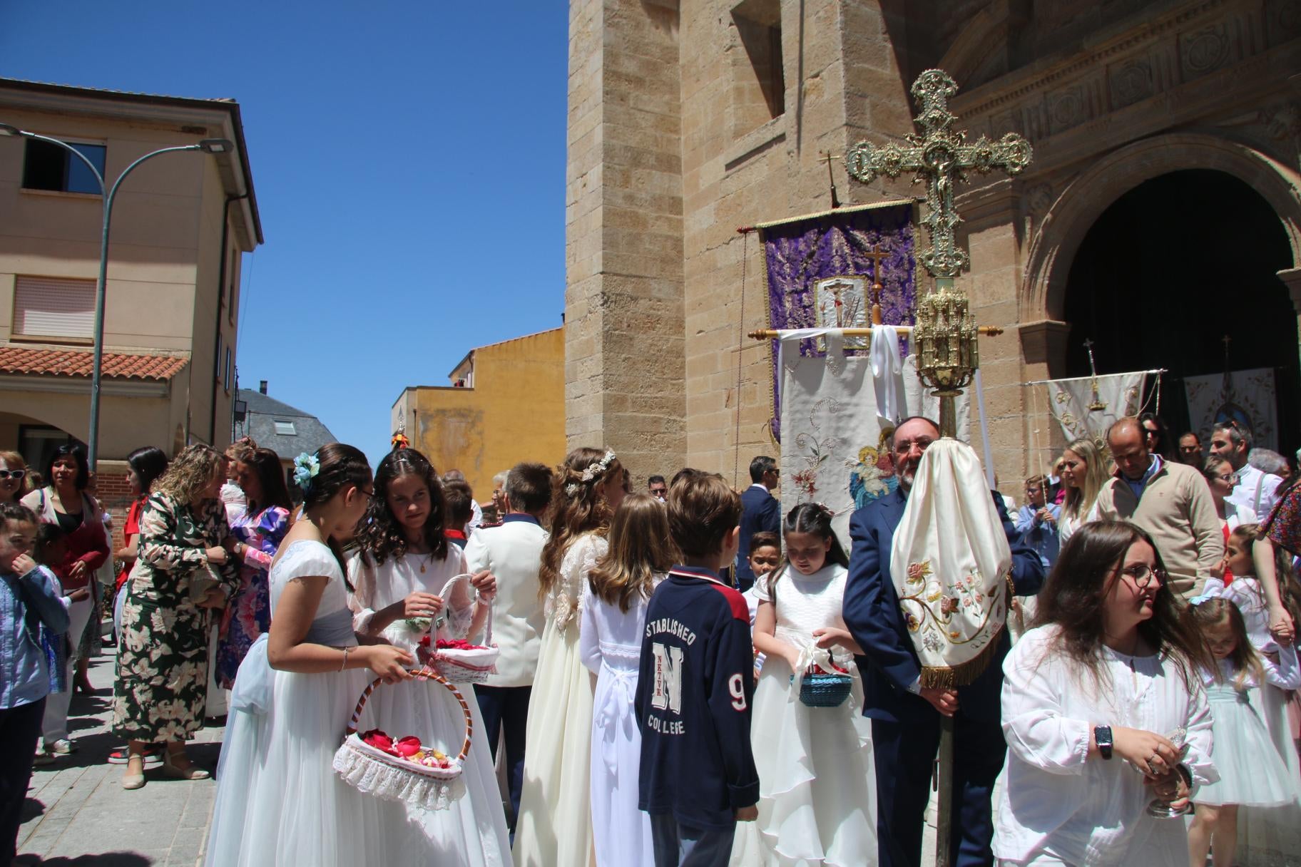 Bajo palio y con orfebrería del siglo XVI, en Villares