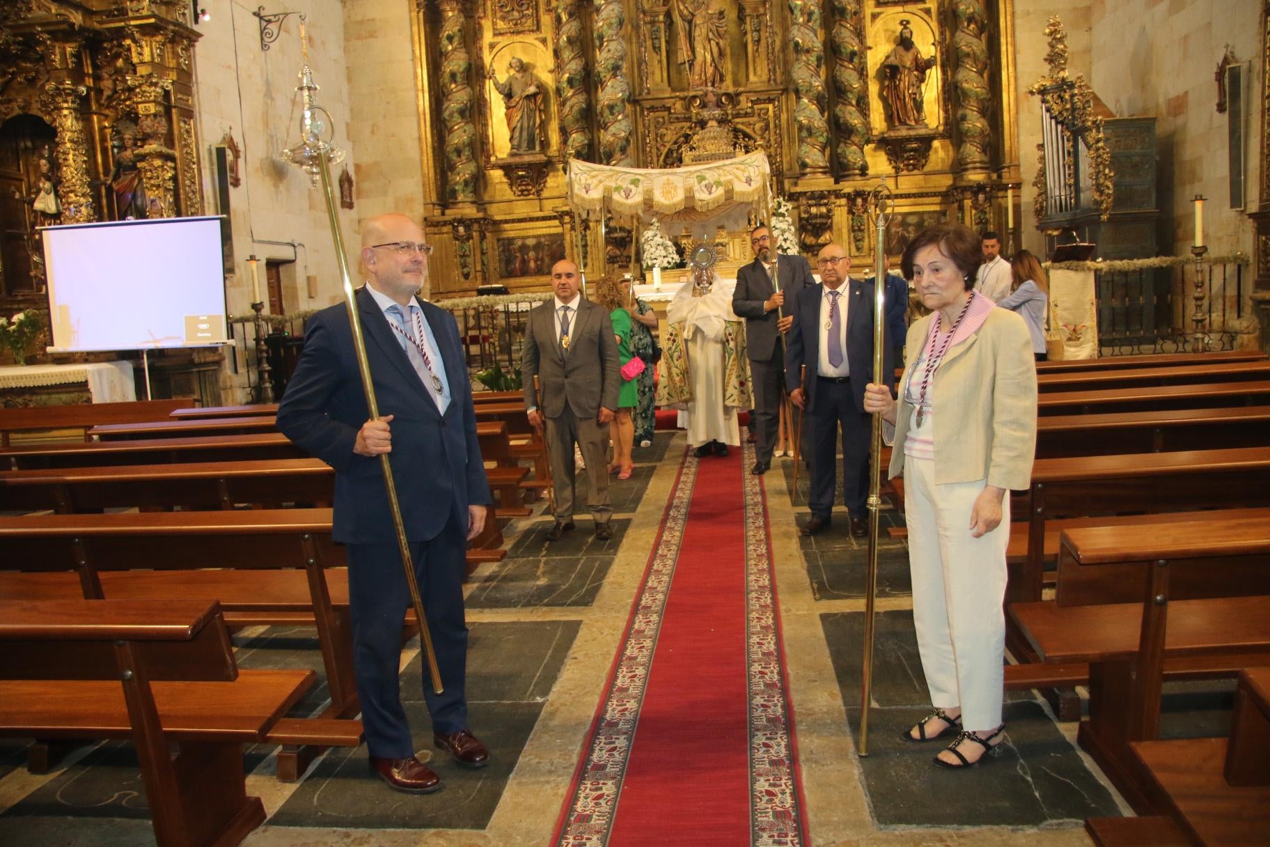 Bajo palio y con orfebrería del siglo XVI, en Villares