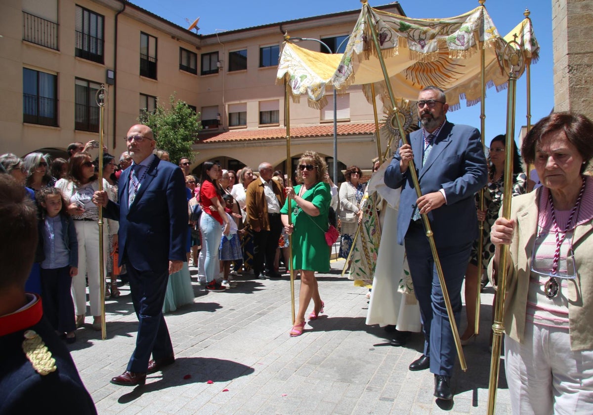 Bajo palio y con orfebrería del siglo XVI, en Villares