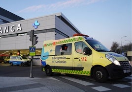 Imagen de una ambulancia en el Hospital de Salamanca.