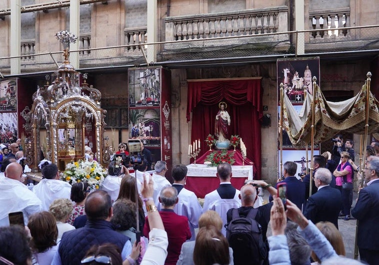 El paso de la Custodia con el Santísimo Sacramento, a su llegada al altar situado en la Rúa.