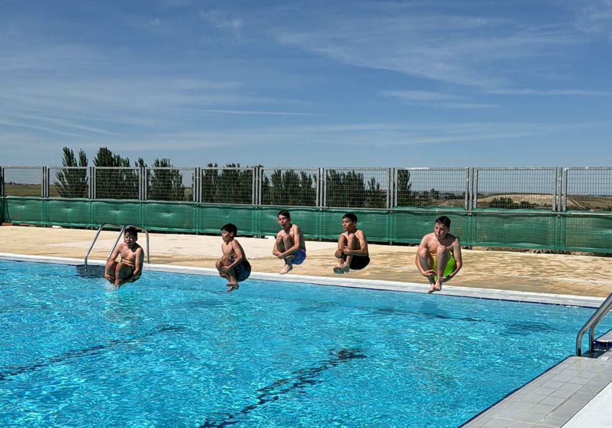 Un grupo de chavales, en el primer chapuzón en la apertura de la piscina de Villamayor de Armuña.