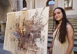 Lucía García junto a la obra premiada