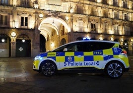 Un coche de la Policía Local, estacionado en la Plaza Mayor de Salamanca.