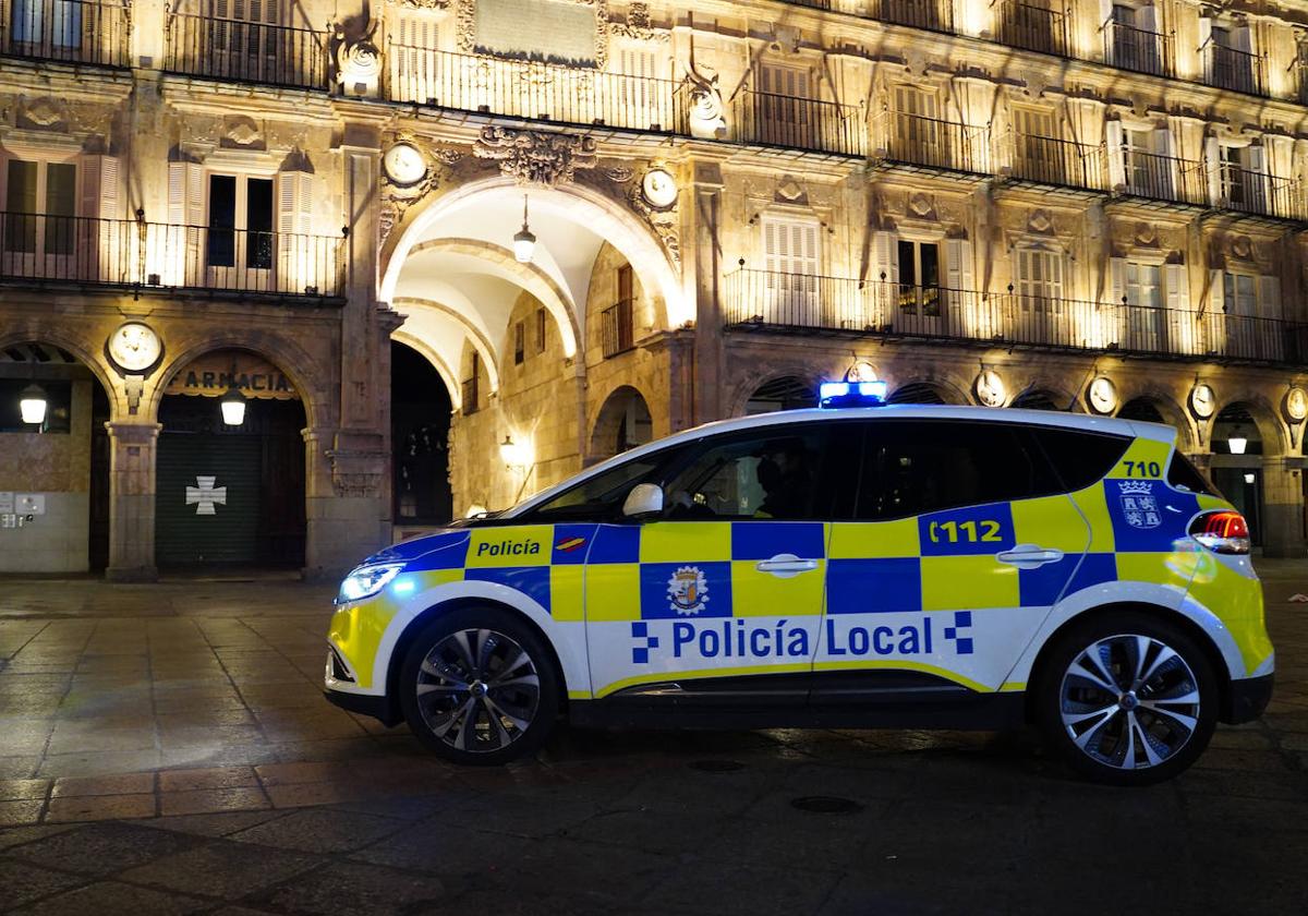 Un coche de la Policía Local, estacionado en la Plaza Mayor de Salamanca.