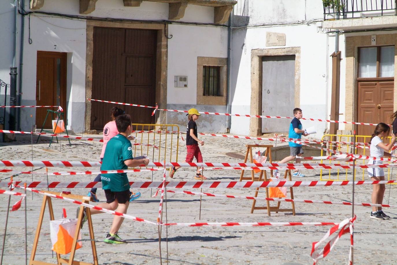 Divertida tarde en Lumbrales con la carrera de orientación