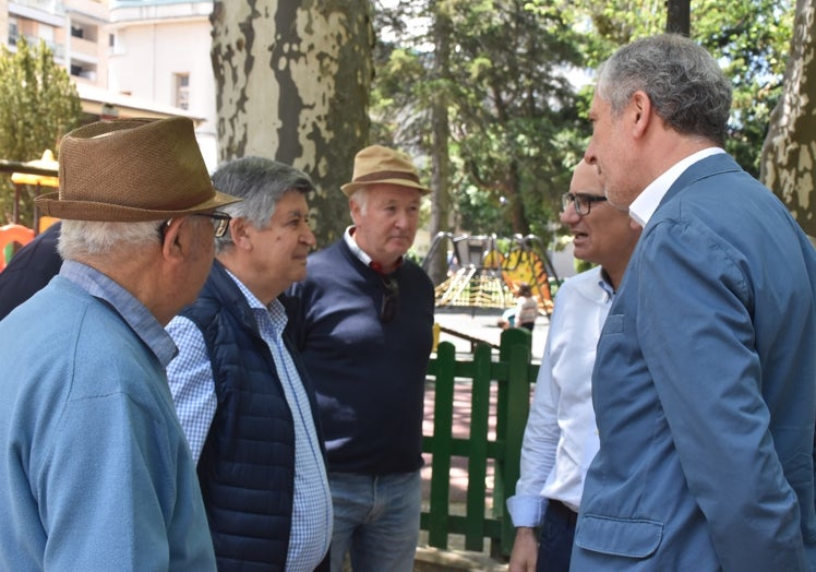 Imagen principal - Encuentro de alcaldes con representantes del PP en Béjar.