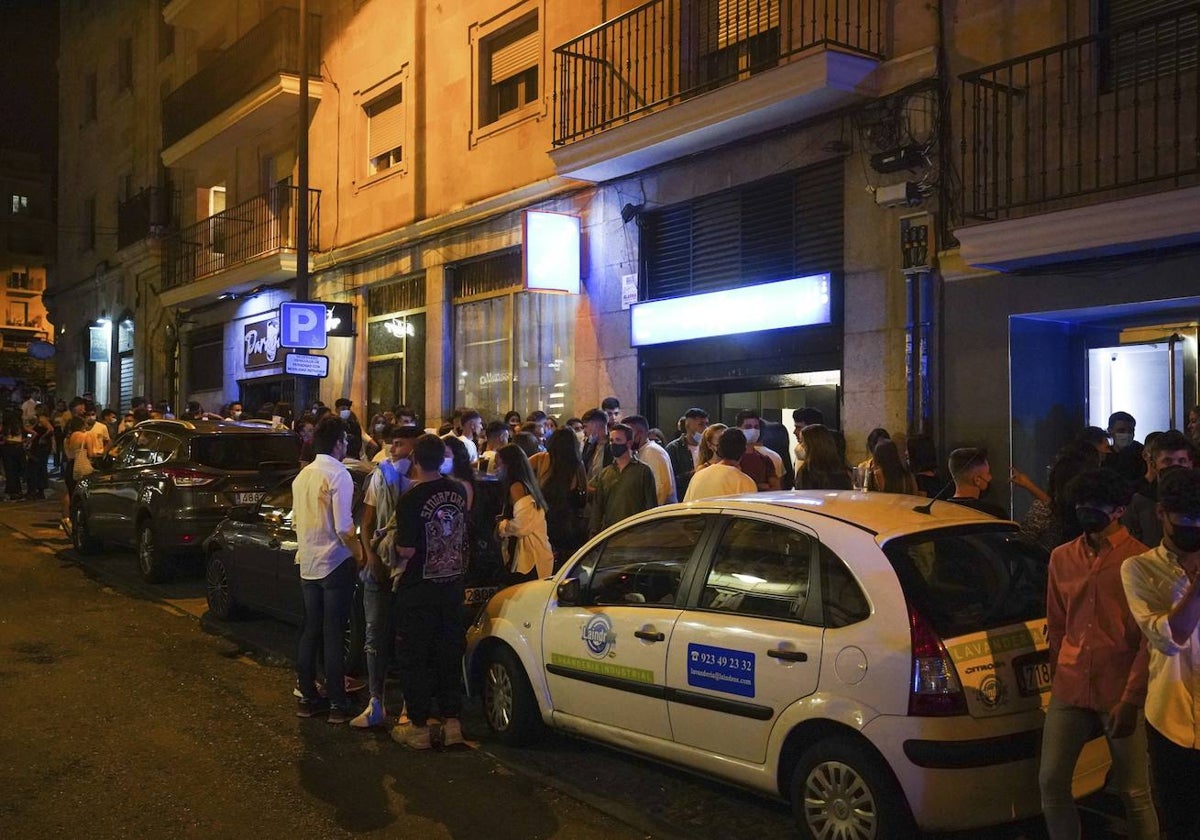 Exterior de locales de ocio en la calle San Justo.