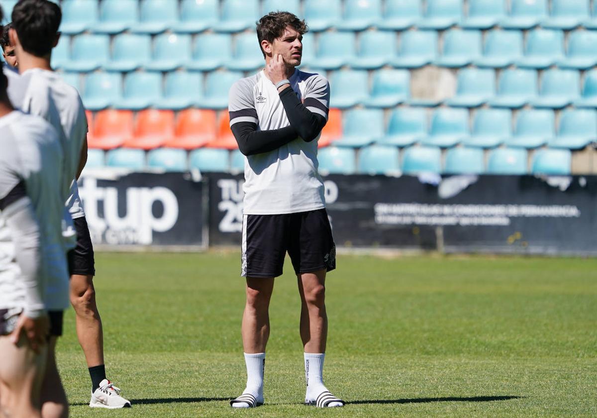 Antonio Amaro, pensativo en el entrenamiento del domingo en el estadio Helmántico.