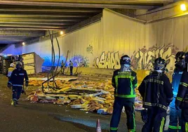 Vuelca un camión con 30 toneladas de jamones y obliga a cortar la carretera