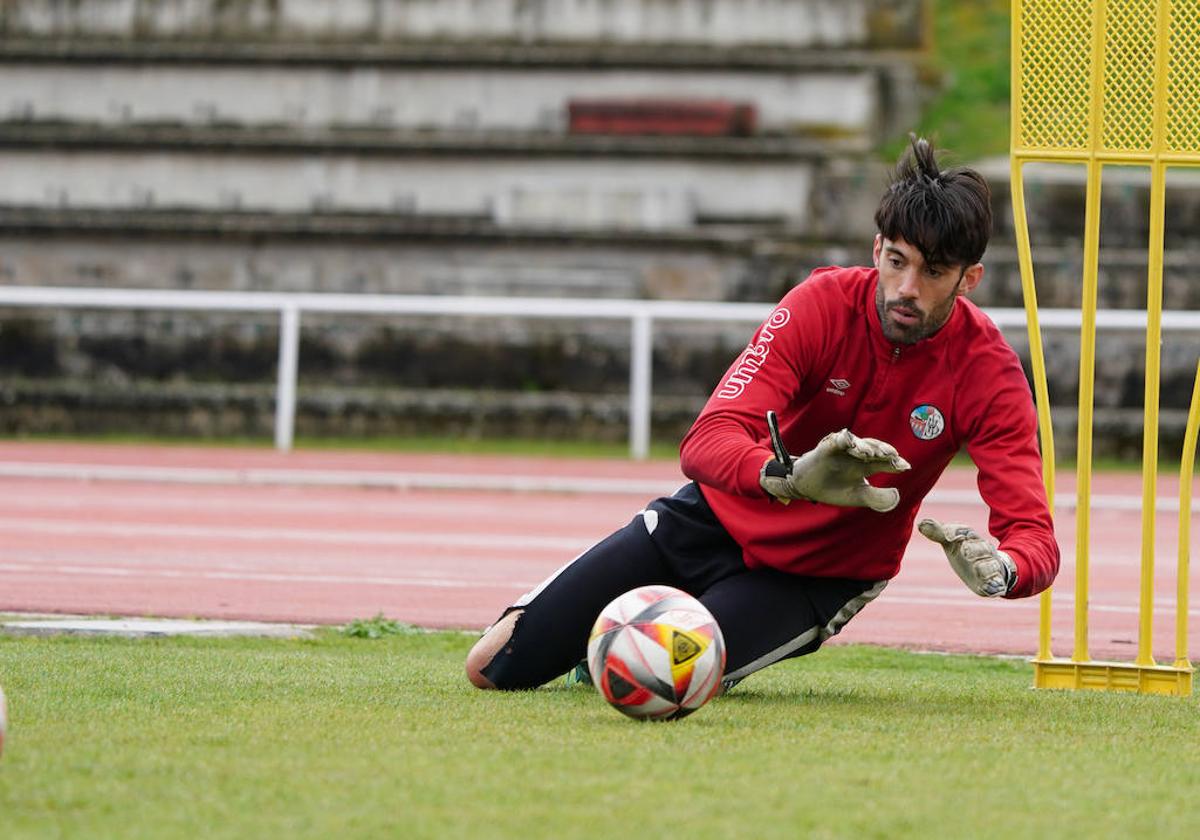 Jon Villanueva realiza una estirada en un entrenamiento.