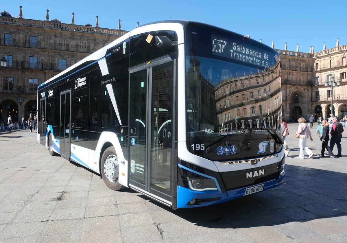 Uno de los nuevos autobuses eléctricos de la flota de Salamanca de Transportes en la Plaza Mayor y los distintivos medioambientales de la DGT que acreditan la eficiencia de los vehículos de la empresa en la capital charra.