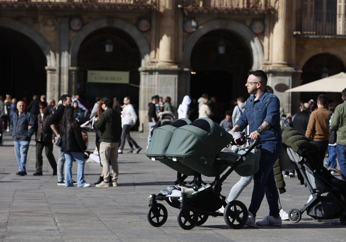 Paseo por la ciudad con un carrito de bebé.