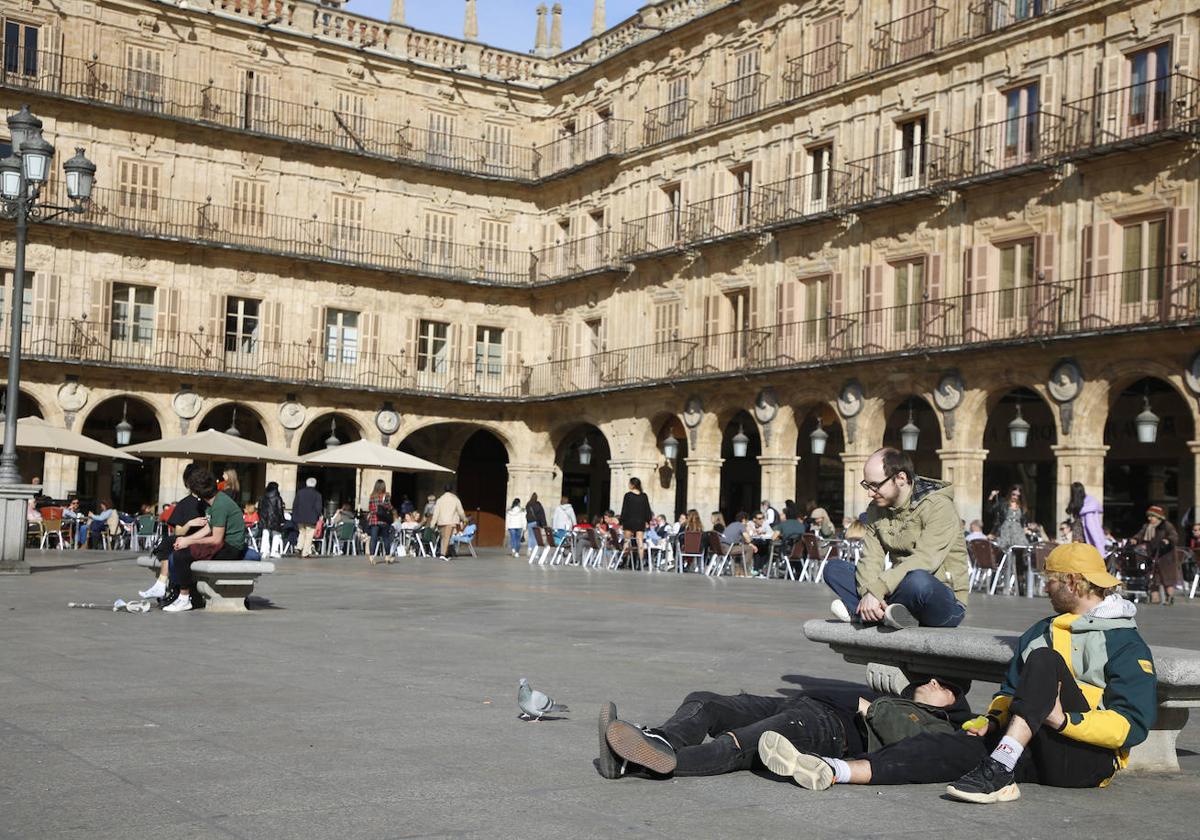 Numerosas personas en la Plaza Mayor ante el calor.