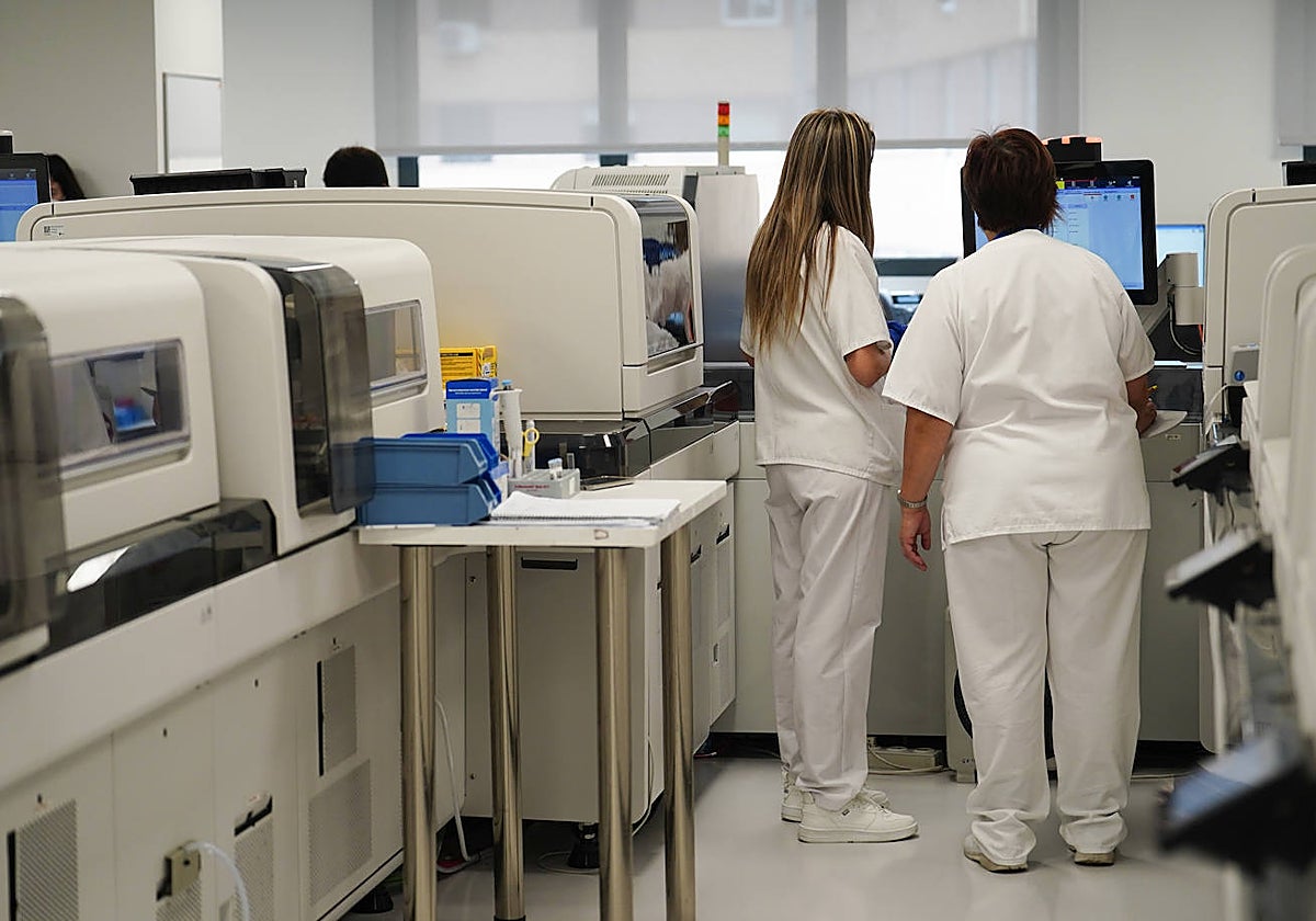 Trabajadores del ámbito de la investigación y servicios sociosanitarios.