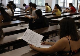 Alumnos examinándose de la EBAU en 2023