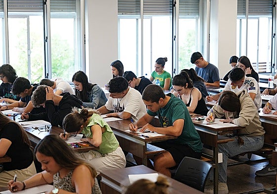 Alumnos arrancan el examen de Lengua y Literatura.