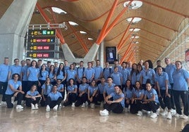 Los salmantinos Antonio Sánchez (2º por la izquierda) y Lorena Martín (5ª por la izquierda) en Barajas ayer antes de poner rumbo a Roma.