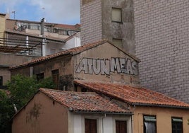 Firmas en el hastial de una vivienda en la plaza del Bretón