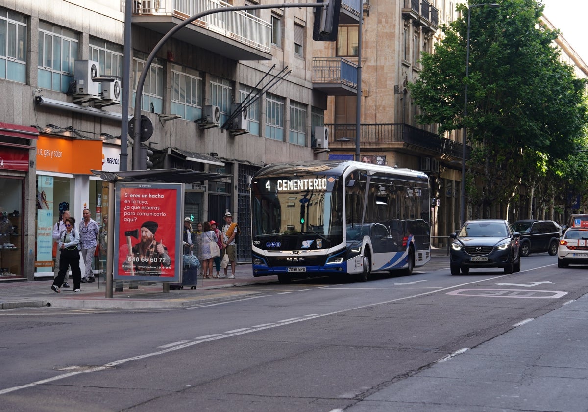 Uno de los autobuses eléctricos de la línea 4 circula por la Gran Vía y llega a una de sus paradas.