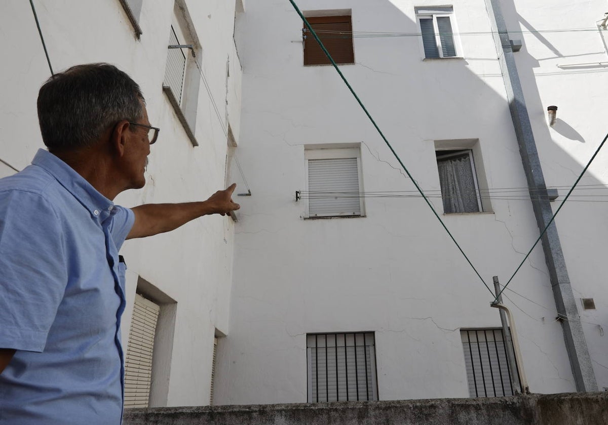 Un vecino muestra las grietas en el patio interior del edificio de la calle La Alberca.