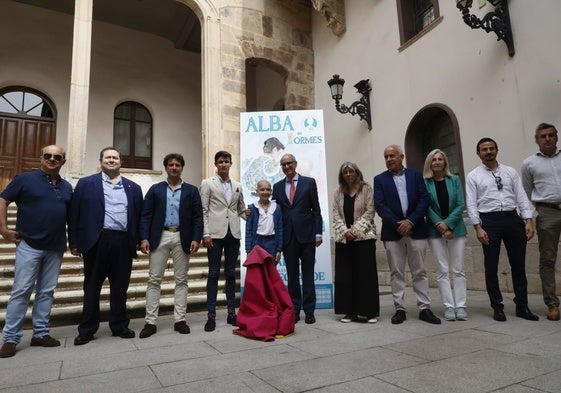 Respresentantes institucionales, ganaderos, empresarios y colaboradores, junto a Maria Caamaño.