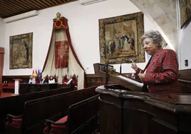 La catedrática Araceli Mangas en el Paraninfo de la Universidad.