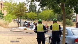 Los Bomberos sofocan el incendio de un coche en Los Alcaldes