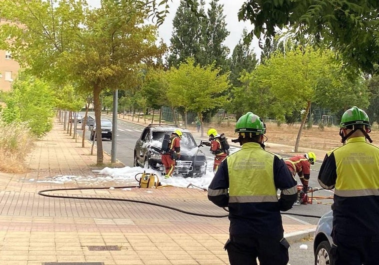 Los Bomberos sofocan el incendio de un coche en Los Alcaldes