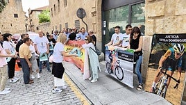 Familiares y amigos de Estela Domínguez en la puerta de los juzgados.