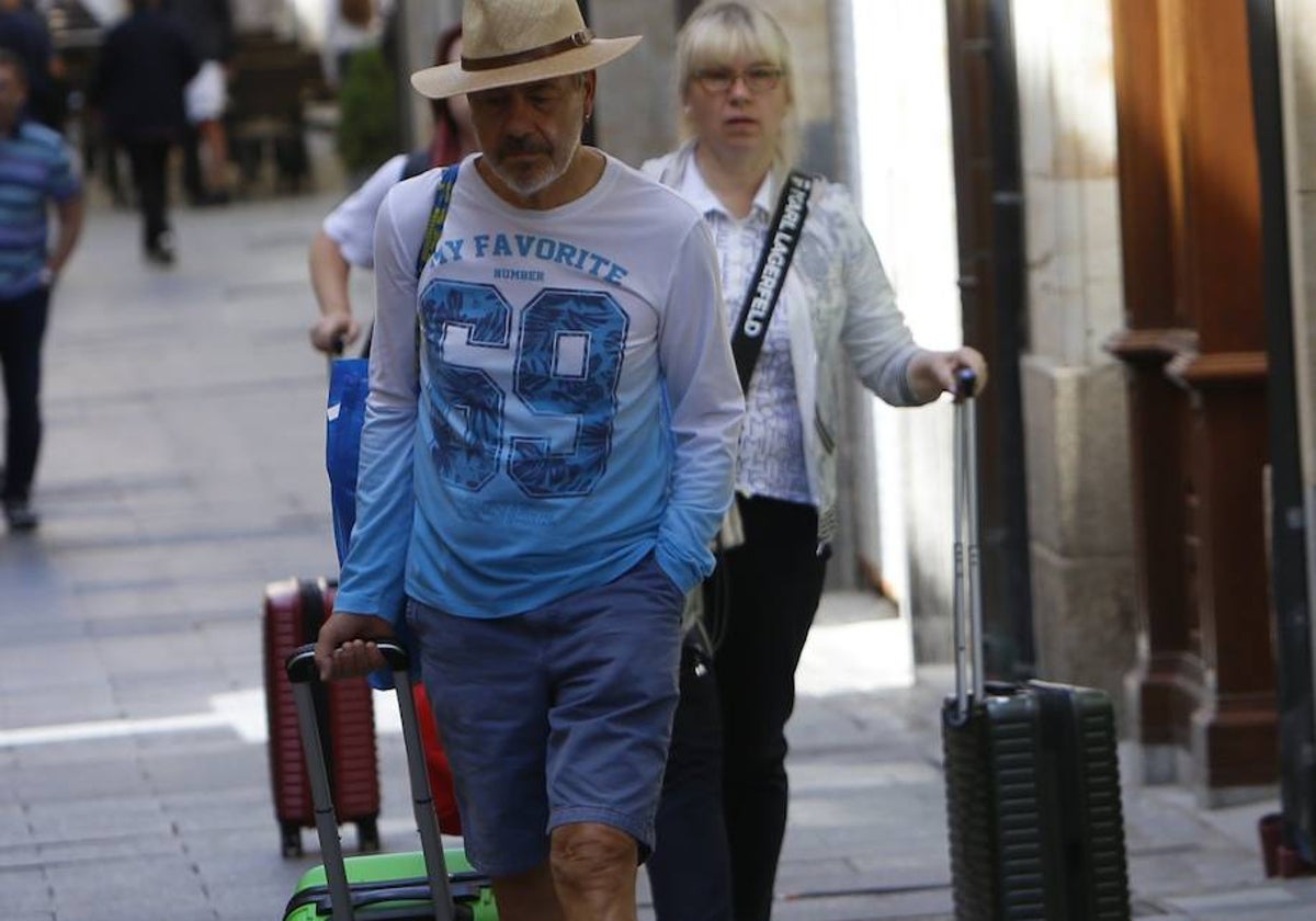 Turistas con maletas en el centro de Salamanca.